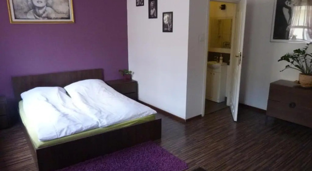 Jasna Hostelik self check-in, Забронировать Отель Отели Варшавы с парковкой, рядом с ОРКО Тауэр, Парковка