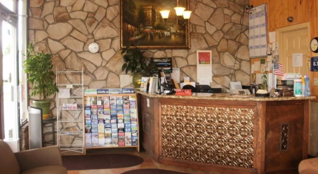 Кровать в общем номере Shelton Inn