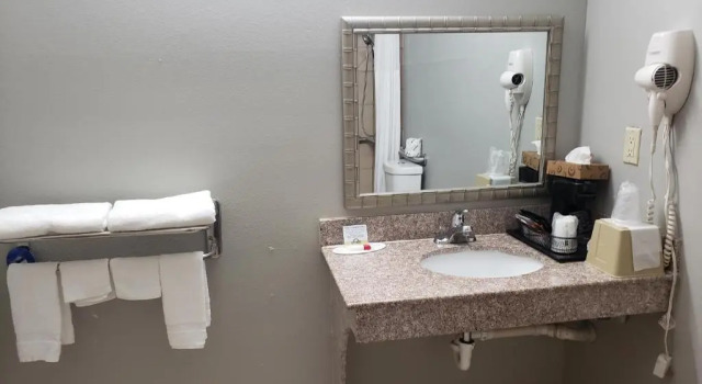 Номер Standard Days Inn & Suites by Wyndham Cleburne TX