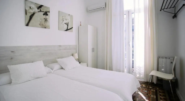 Hostal Eixample, Забронировать Отель Отели Барселоны с парковкой, рядом с Площадь Джорджа Оруэлла, Парковка