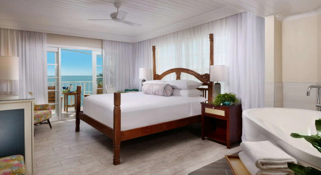 Двухместный номер Deluxe с балконом и oceanfront Ocean Key Resort & Spa, a Noble House Resort