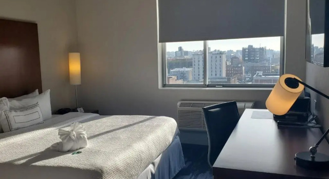Номер Standard с балконом Fairfield Inn & Suites By Marriott New York Brooklyn