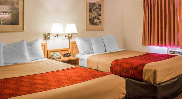 Четырёхместный номер Standard Travelodge by Wyndham Escanaba