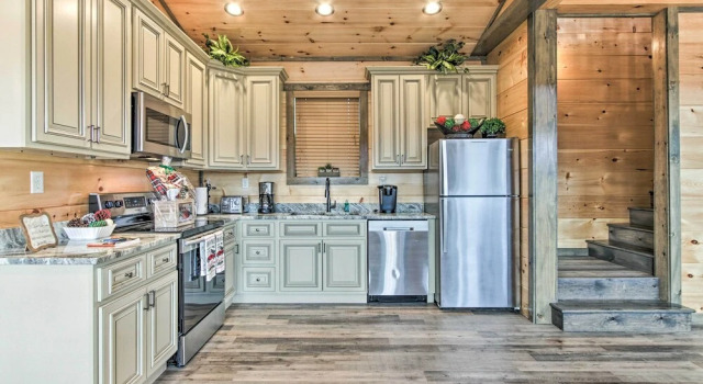Коттедж Smoky Mountain Hideaway w/ Hot Tub, Deck & Views!