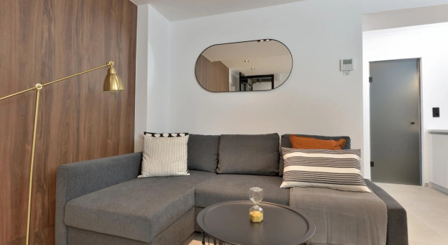 Phaedrus Living: City Center Luxury Flat Skoufa