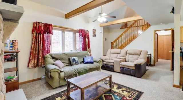 Pet-Friendly Pocono Lake Oasis with Game Room, Prenota Casa vacanze Hotel a Monroe County con parcheggio, Parcheggio