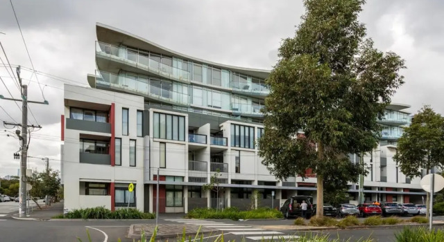 Stunning View 2-bed in Port Melbourne w/ Parking