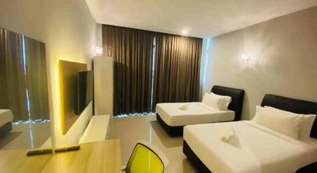 Двухместный номер Standard с балконом Stirling Suites Hotel &  Serviced Apartment