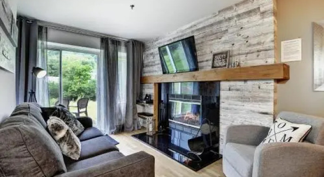 Chalet 620 Chemin du Hibou #006, Book Chalet Hoteller i Stoneham med parkering, nær Stoneham Golf Club, Parkering