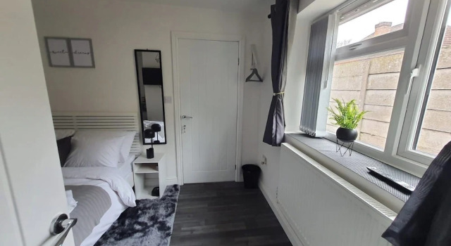 Private Room - Ensuite Bathroom - Free Parking