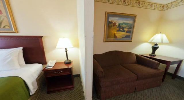 Двухместный люкс Country Inn & Suites by Radisson, St Cloud East, MN