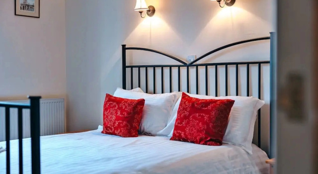 Luxury Retreat in UK With Pool & Tennis Court, Book Feriehus Onibury Shropshire