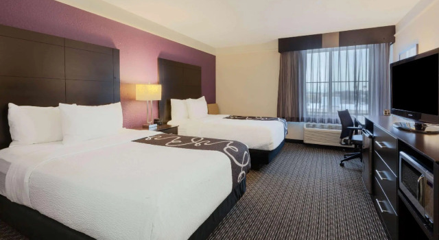 Четырёхместный номер Standard La Quinta by Wyndham Detroit Utica