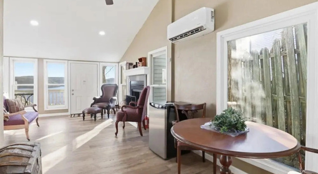 Lakeview Manor With Historic Charm and Serene Waters, Book Feriehus Villaer i Missouri, Villa