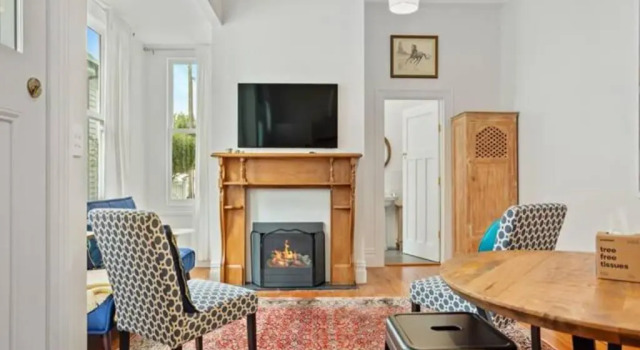 Cheerful 1 Bedroom Home with Free Parking