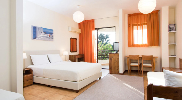 Lido Hotel, Rezerwuj Hotel Hotele w Corinthia z basenem, Basen