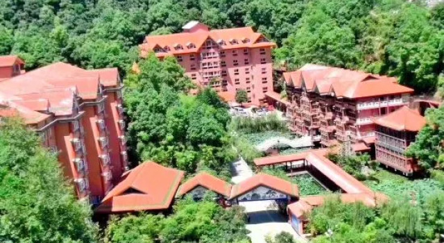 Hualong Village Hotel, Prenota Hotel Hotel a Enshi Prefecture con parcheggio, Parcheggio