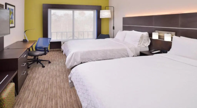 Четырёхместный номер Standard Holiday Inn Express Hotel & Suites La Place by IHG