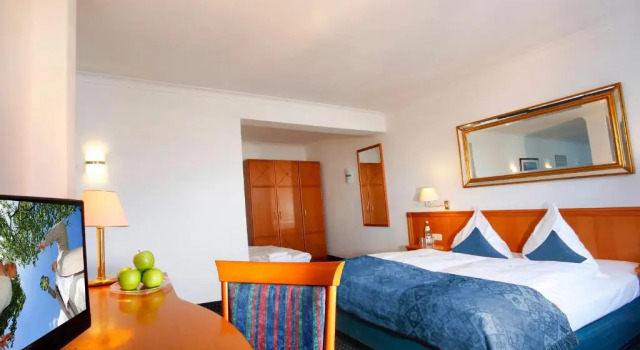 Трёхместный номер Standard Hansadom Hotel Köln Central by Mayburgh
