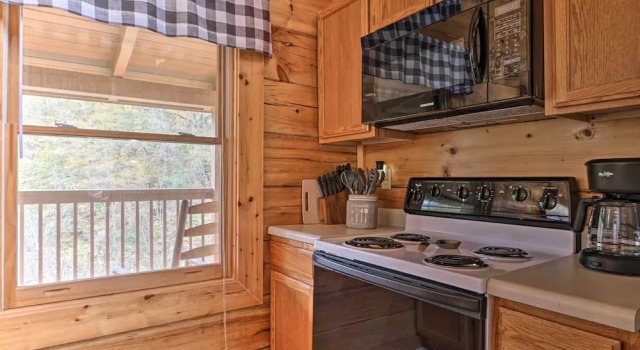Коттедж Homey Sevierville Cabin w/ Deck Near Pigeon Forge!