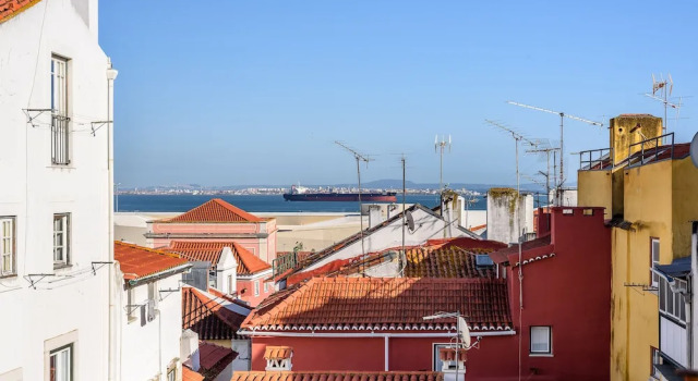 JOIVY Cosy 1-Bed Flat W/Seaview In Alfama, Забронировать Отель Санта-Мария-Майор Лиссабон, рядом с Money Museum