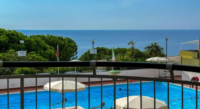 Апартаменты Appartamento in pineta con vista mare e piscina