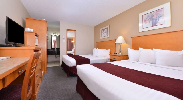 Четырёхместный номер Standard с балконом Canadas Best Value Inn & Suites-Vernon