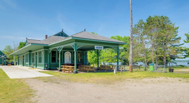 Коттедж Elegant 1905 Home: Steps to Torch Lake & Dtwn
