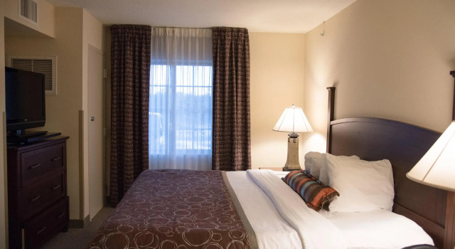 Двухместный люкс c 1 комнатой Staybridge Suites Fort Wayne by IHG