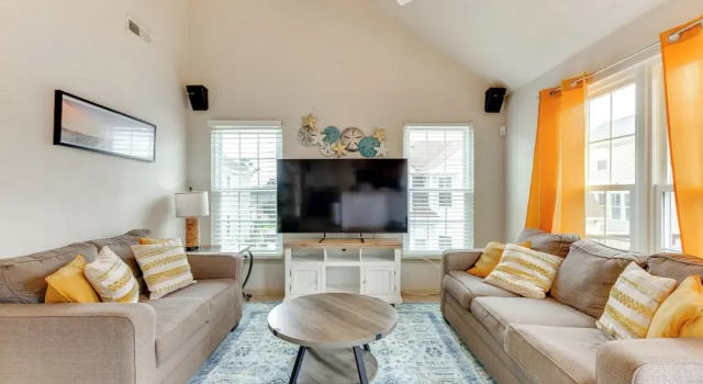 Walk to East Beach: Apt w/ Outdoor Space, Забронировать Апартаменты/квартира Норфолк Виргиния