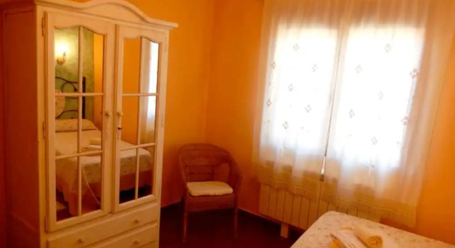 House With 8 Bedrooms in Cenicientos, With Wonderful Mountain View and, Varaa Huoneisto Hotellit Madridin maakunta pysäköinnillä, Pysäköinti