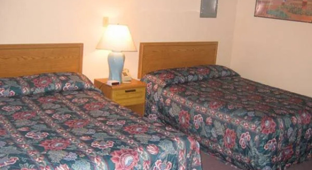 Knotty Pine Motel, Забронировать Мотель Отели Солсбери с бассейном, Бассейн