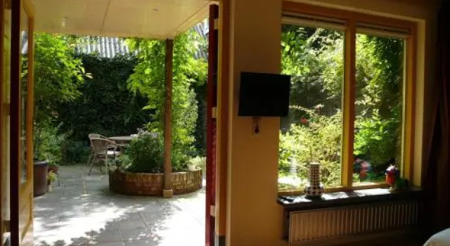 B&B Pakhuis Emden, Rezervasyon Bed and Breakfast Groningen Groningen, Martinikerk yakınında