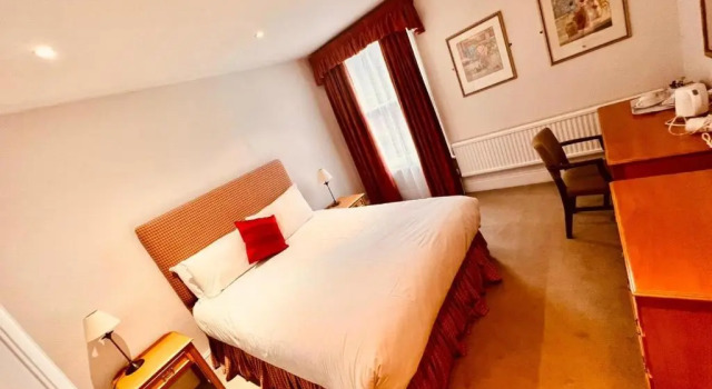 Двухместный номер Deluxe Crown Hotel - Stone, Near Stoke-On-Trent by OYO