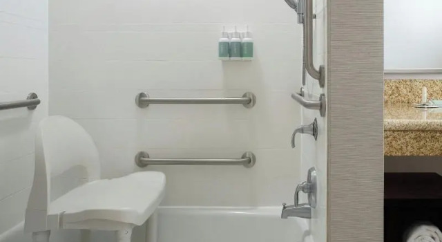 Четырёхместный номер Standard с балконом Courtyard by Marriott Boone