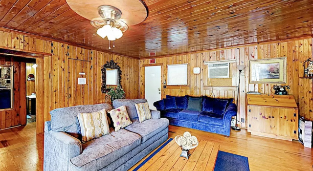 Lakefront : Deck W/ Blue Ridge Mountain View 2 Bedroom Home, Book Hotel 3-stjernede hoteller i Springfield, 3*