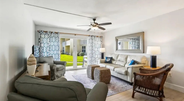 Beachfront Gem: Serene 2BD Haven With Pool & Views, Rezerwuj Apartament Hotele w Saint Augustine Area z parkingiem, Parking