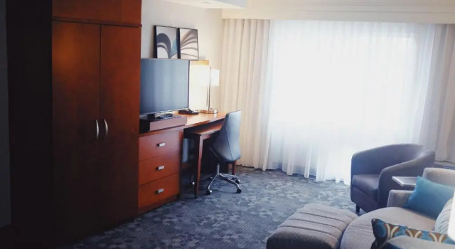 Двухместный люкс c 1 комнатой Courtyard by Marriott Owensboro
