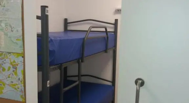 Кровать в общем номере Albergue Monterrey