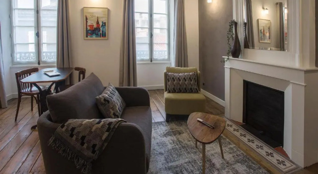Appart Hôtel - Angoulême - Hyper Centre - VILLA CÔTÉ PLATEAU, Book Hotel Hoteller i Charente med parkering, Parkering