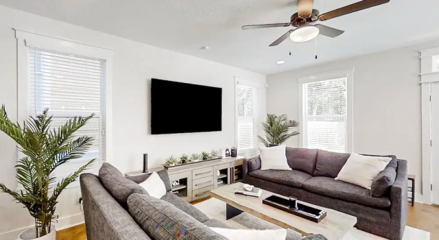 Коттедж Brand new Home With Open Layout, Office, & Great Location - Dog-friendly