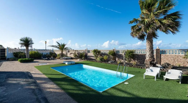 Апартаменты Apartment with pool and terrace 1 min from the Beach