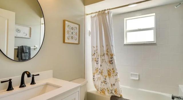 Коттедж 8 Mi to Beach: Cape Coral Home w/ Lanai + Pool