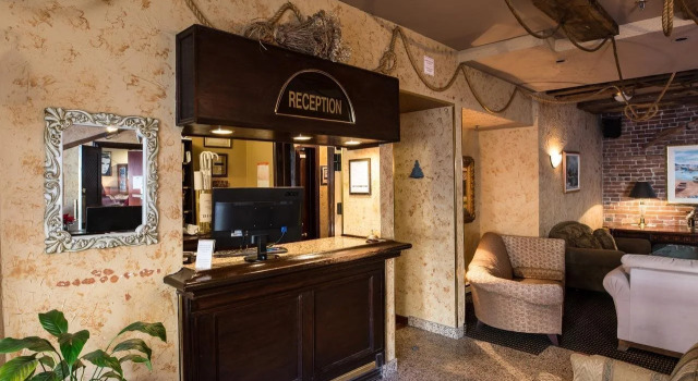 Hôtel Champ-de-Mars, Rezervasyon Otel Montreal otoparklı oteller, Quebecor yakınında, Otopark