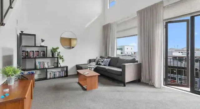 Апартаменты Roomy Loft 2 Bedroom w/ Free Parking Zodiak Stays