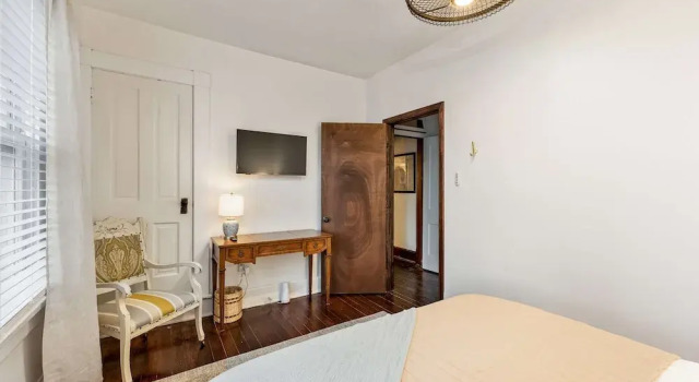 German Charm Suites Sleeps 8!, Book Feriehus Villaer i Columbus, Villa