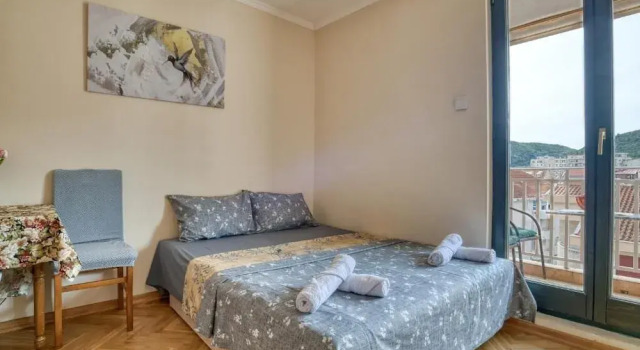 Семейные апартаменты с балконом и с частичным видом на море COMFORT APARTMENT NEAR THE BEACH