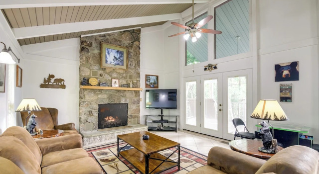 Deck & Stunning Mountain Views: Gatlinburg Home!
