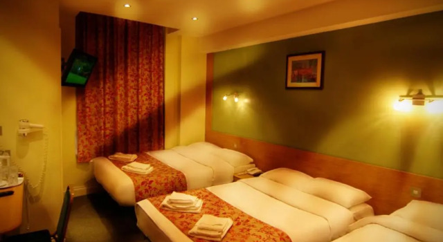 Четырёхместный номер Standard Westbury Hotel