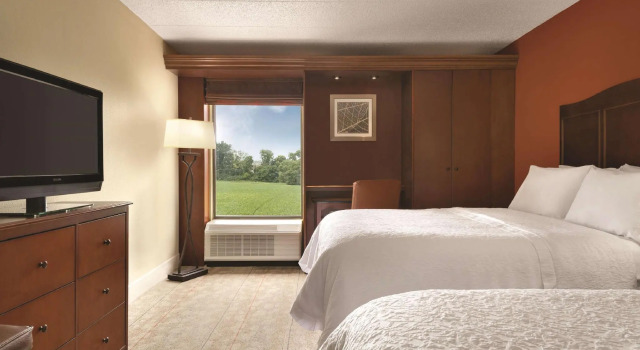 Четырёхместный номер Standard Hampton Inn Cincinnati Kings Island